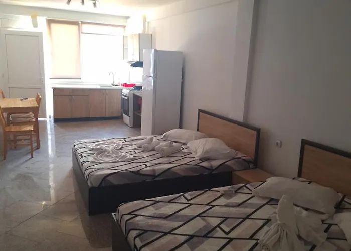 Casa Inflorita Garsoniere Parter Гостевой дом